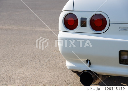 クラシックカー。白い日産スカイライン 100543159