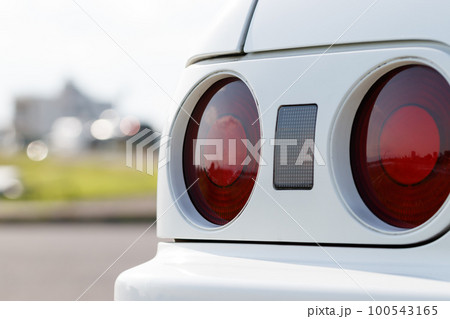 クラシックカー。白い日産スカイラインのテールランプ クラシックカー。白い日産スカイラインのテールランプ 100543165