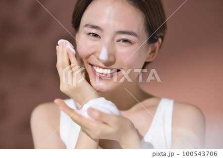 ビューティ　若い女性　洗顔　泡　スキンケア 100543706