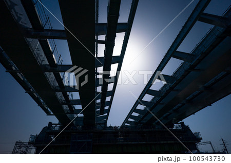 大阪府枚方市の新名神高速道路の建設現場 100543730