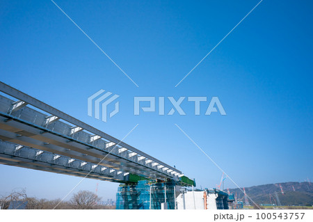 大阪府枚方市の新名神高速道路の建設現場 100543757