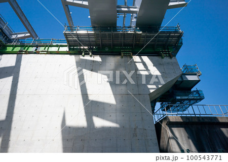 大阪府枚方市の新名神高速道路の建設現場 100543771