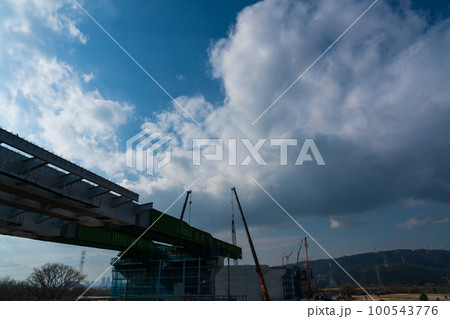 大阪府枚方市の新名神高速道路の建設現場 100543776