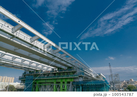 大阪府枚方市の新名神高速道路の建設現場 100543787