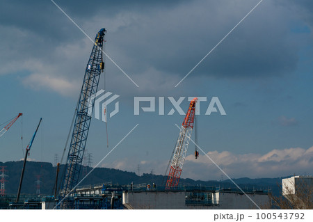 大阪府枚方市の新名神高速道路の建設現場 100543792