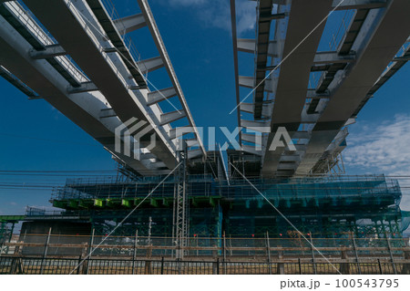 大阪府枚方市の新名神高速道路の建設現場 100543795