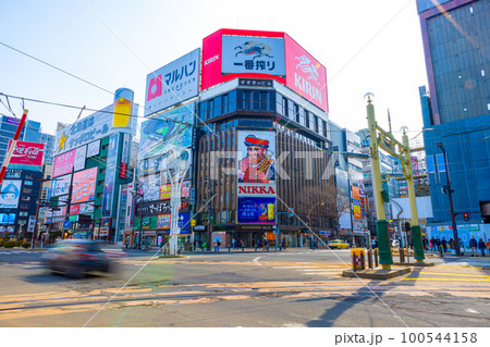 【北海道】すすきの交差点・歓楽街の朝 100544158