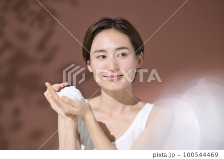 ビューティ　若い女性　洗顔　泡　スキンケア 100544469
