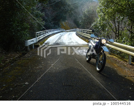 バイクで出かけたら雪 100544516