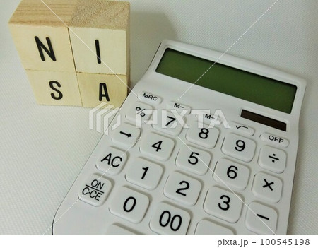 積立NISAで資産形成 100545198