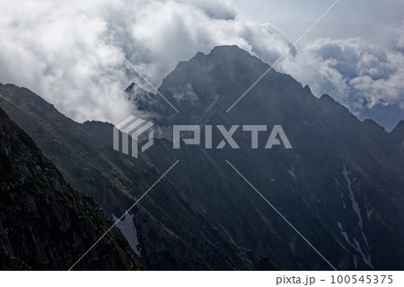 北アルプス・奥穂高岳稜線から見る雲湧く前穂高岳 北アルプス・奥穂高岳稜線から見る雲湧く前穂高岳 100545375