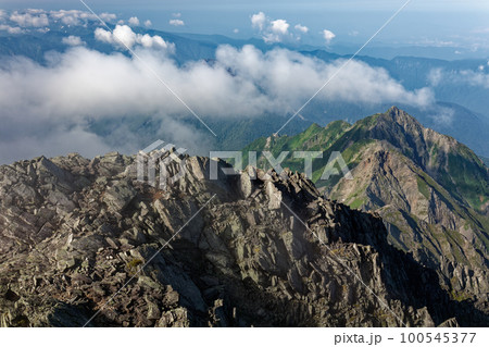 北アルプス・穂高連峰・ジャンダルムから見る雲流れる西穂高岳への稜線 北アルプス・穂高連峰・ジャンダルムから見る雲流れる西穂高岳への稜線 100545377