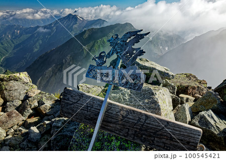 北アルプス・穂高連峰・ジャンダルムから見る槍ヶ岳への稜線 北アルプス・穂高連峰・ジャンダルムから見る槍ヶ岳への稜線 100545421