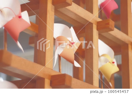 風車が止まっている瞬間 100545457