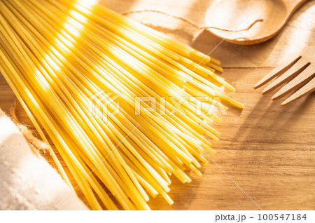 食卓の陽射しがかかるパスタ麺 食卓の陽射しがかかるパスタ麺 100547184