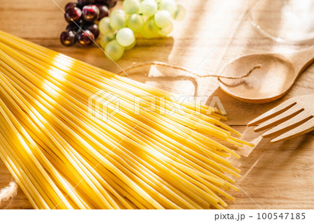 食卓の陽射しがかかるパスタ麺 食卓の陽射しがかかるパスタ麺 100547185