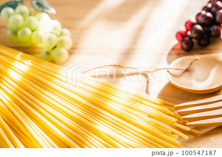 食卓の陽射しがかかるパスタ麺 食卓の陽射しがかかるパスタ麺 100547187