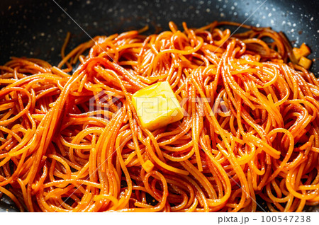 仕上げにバターを加える　暗殺者のパスタ作り 100547238