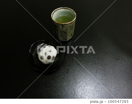 皿にのせた豆餅とお茶 100547265
