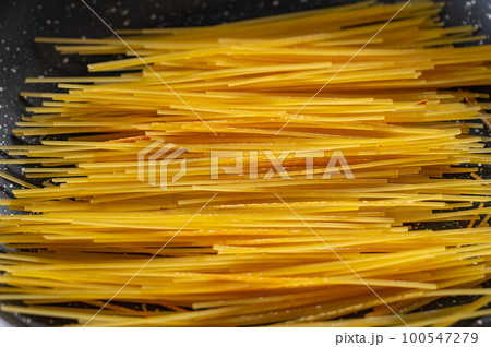 パスタをフライパンで焼き付ける パスタをフライパンで焼き付ける 100547279