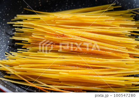 パスタをフライパンで焼き付ける 100547280