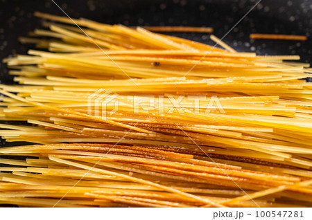 パスタをフライパンで焼き付ける 100547281