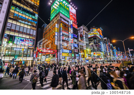 日本の東京都市景観 賑わう歌舞伎町…マスク着用は個人判断13日。5類移行は5月8日=8日 日本の東京都市景観 賑わう歌舞伎町…マスク着用は個人判断13日。5類移行は5月8日=8日 100548716