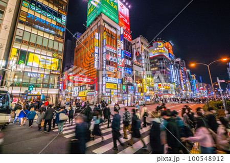 日本の東京都市景観 賑わう歌舞伎町…マスク着用は個人判断13日。5類移行は5月8日=8日 日本の東京都市景観 賑わう歌舞伎町…マスク着用は個人判断13日。5類移行は5月8日=8日 100548912