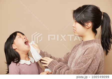 花粉症でくしゃみが止まらない子供の様子 100549099