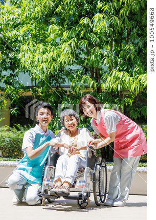 車椅子のシニアの女性と介護スタッフ 　撮影協力「LINK FOREST」 100549668