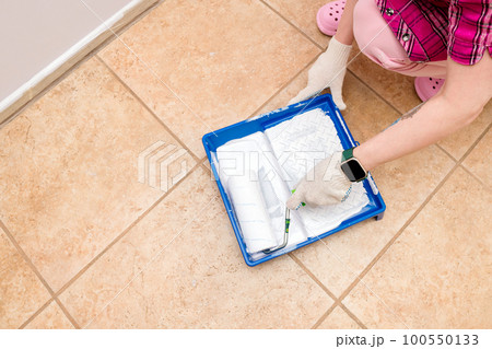 Repair. Painting walls with roller Repair. Painting walls with roller 100550133