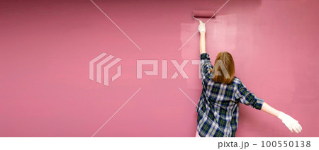 Redecorating. Painting walls with paint-roller 100550138