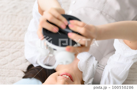 時計を見る女性　暮らし 100550286