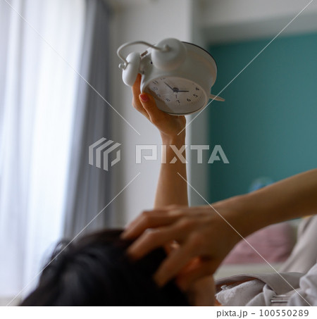 時計を見る女性　暮らし 100550289