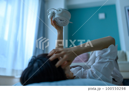 時計を見る女性　暮らし 100550298