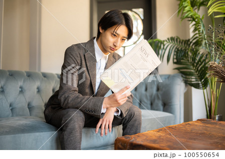 情報収集をするビジネスマン 情報収集をするビジネスマン 100550654