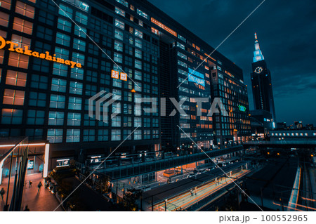 新宿駅新南口の夜景 100552965