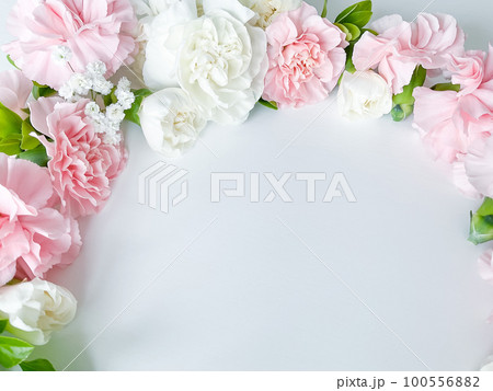 Close up photo of a bouquet of pink and white 100556882