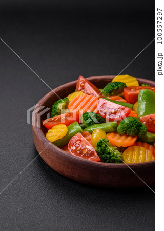 Salad of fresh and steamed vegetables cherry tomatoes, broccoli and carrots 100557297