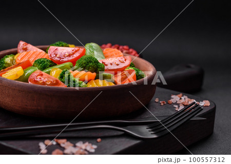 Salad of fresh and steamed vegetables cherry tomatoes, broccoli and carrots Salad of fresh and steamed vegetables cherry tomatoes, broccoli and carrots 100557312
