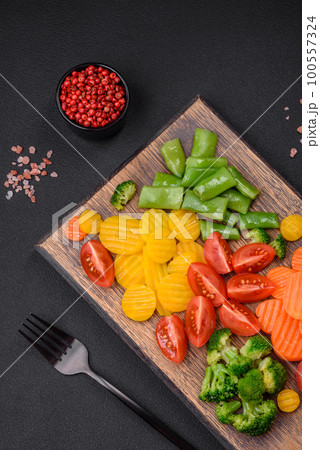 Salad of fresh and steamed vegetables cherry tomatoes, broccoli and carrots 100557324