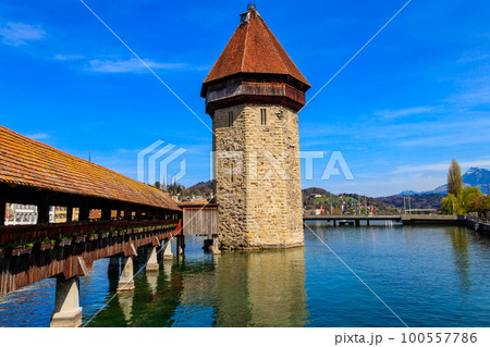 Chapel bridge spanning the river Reuss in the city of Lucerne, Switzerland 100557786