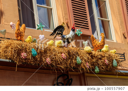 Easter decoration with rooster, hens and chickens in a nest on a house Easter decoration with rooster, hens and chickens in a nest on a house 100557907