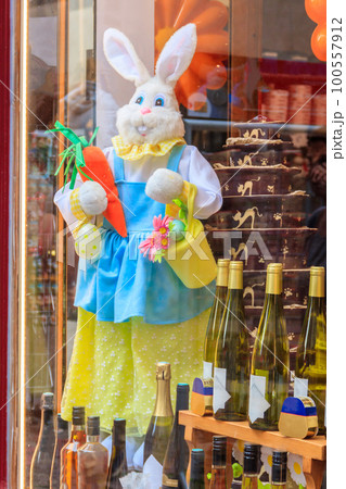 Showcase of the shop with Easter decoration 100557912