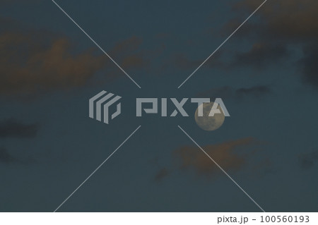 北杜市白州町、夕焼け雲の中に浮かぶ月齢13.8の小望月 100560193