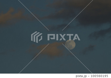 北杜市白州町、夕焼け雲の中に浮かぶ月齢13.8の小望月 100560195