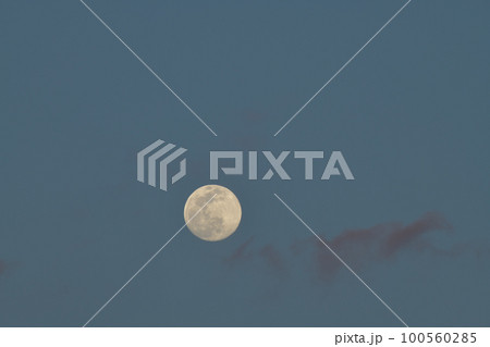 北杜市白州町、夕焼け雲の中に浮かぶ月齢13.8の小望月 100560285