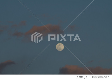 北杜市白州町、夕焼け雲の中に浮かぶ月齢13.8の小望月 100560287