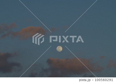 北杜市白州町、夕焼け雲の中に浮かぶ月齢13.8の小望月 100560291