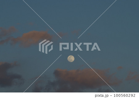 北杜市白州町、夕焼け雲の中に浮かぶ月齢13.8の小望月 北杜市白州町、夕焼け雲の中に浮かぶ月齢13.8の小望月 100560292